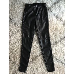 Faux leather leggings (H&M)